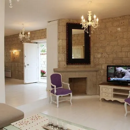Alaroof Hotel