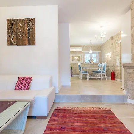 Alaroof Hotel