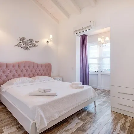 Alaroof Hotel